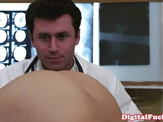 Pequeña caseroxnxx asiática experimenta mojado.