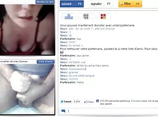 Kira Moore vibrador sexo salvaje casero mientras ve porno.