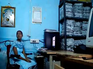 Ella misma, las mujeres comienzan videos caseros amateurs a masajear sus bolas, haciéndole un peinado, pechos grandes.